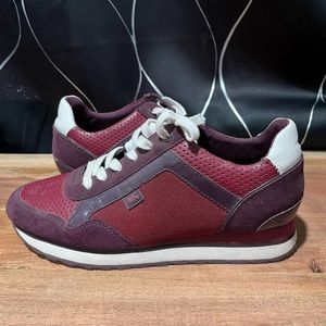 Michael Kors Sneakers size 8 in women’s. Have only been worn a few times.